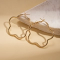 Dettaglio di orecchini a cerchio dorati a forma di fiore su base di marmo bianco - Oro (Perno per orecchini in argento sterling 925)