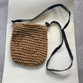 Dettaglio della trama della borsa a tracolla in paglia marrone con cinturino in pelle nera - Borsa a Tracolla Marrone