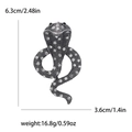 Spilla vintage a forma di cobra argentata con strass e misure mostrate su sfondo bianco - Bianco