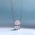 Elegante collana in argento S925 con pendente ovale mostrata in un primo piano dettagliato - Argento 925 / Argento
