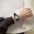 Reloj de cuarzo minimalista con correa negra y esfera blanca sobre una revista de arte - Tamaño Pequeño - Esfera Blanca Numérica