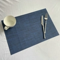 Dunkelblaue gewebte PVC-Platzmatte mit Bambusstruktur und rechteckigem Design - Tiefseeblau Vertikales Muster