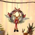 Dettaglio corona di Natale con renna di peluche, bacche rosse e fiocco a scacchi - Piccolo-Renna