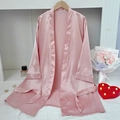 Elegante albornoz de satén rosa de largo medio con cinturón a juego y textura sedosa - S / Rosa