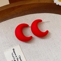 Détail de boucles d'oreilles croissants rouges mats sur fond en lin naturel beige - 24# Tige en argent-Rouge-Lune