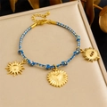 Bracelet bohème en cordon tressé bleu et gris avec pendentifs soleil dorés et fermoir - Bracelet Tressé Bleu Gris Soleil Cœur (B1730)