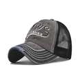 Dettaglio del ricamo NYC su un cappello baseball grigio slavato con retro in rete nera - Regolabile / NYS Caffè Spliced
