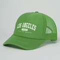 Dettaglio del cappellino trucker verde frutta con stampa vintage Los Angeles USA e rete - Taglia unica / Verde