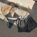 Bikini tre pezzi a righe bianche e nere con top a fascia e pantaloncini a coste - S / Nero