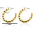 Detalle de pendientes de aro en C retorcidos dorados de 30 mm con medidas precisas - Pendientes en Forma de C Retorcidos Dorados
