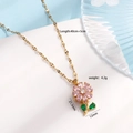 Collana a fiore rotante dorata con petali in zircone rosa e foglie di gemme - Rosa Rotante