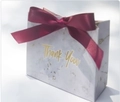Sac cadeau motif marbre blanc avec lettrage doré Thank You et ruban satin rouge - Ruban Bordeaux