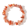 Bracciale elastico con pietre di sole arancioni naturali irregolari su sfondo bianco - Rosso Arancio