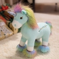 Minzgrünes Einhorn-Plüschtier mit Regenbogenmähne und Courage-Stickerei an der Seite - 32cm / Blaues Einhorn (Courage Stickerei)