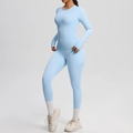Détail d'un ensemble de yoga bleu clair avec haut à manches longues et legging taille haute - Bleu Ciel