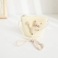 Detalle del bolso bandolera de paja para niños con gato de peluche y cierre de cremallera - Tamaño para Niños / Bolso Individual / Blanco Roto - Bolso de Gato 3D