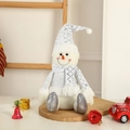 Charmant bonhomme de neige de Noël assis avec chapeau argenté sur plateau décoratif en bois - Bonhomme de Neige de Noël Style