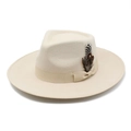 Chapeau fedora en laine beige avec ruban satiné et plume tachetée sur fond blanc neutre - M(56-58cm) / Blanc Cassé
