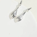 Franse retro zilverkleurige druppeloorbellen met een gepolijste spiegelafwerking - Witgoud vergulde lange waterdruppel oorbellen / Zilver