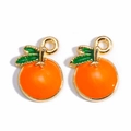 Detailaufnahme von Orangen-Anhängern mit Goldrand und grünen Blättern für DIY-Schmuckzubehör - Orange