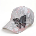 Detalle de gorra de encaje rosa gris con mariposa de malla y adornos de pedrería - Decoración de Mariposa / Rosa