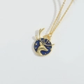 Collana retrò dorata con pendente sole e cervo in smalto blu scuro su sfondo bianco - Motivo Cervo (XL3349-2)