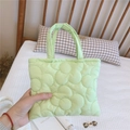 Dettaglio della borsa trapuntata verde menta con motivo a fiori e tessuto imbottito - verde chiaro