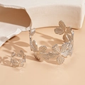 Dettaglio del set bracciale e anello floreale in argento con texture lineari su pietra - Fiore a cinque petali d'argento (set da 2 pezzi)