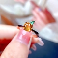 Nahaufnahme eines Apfel-Rings mit orangem Edelstein und grünem Stein auf roségoldenem Band - Gelber Zirkonia Ring (Verstellbar)
