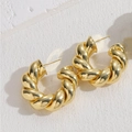 Goldene gedrehte Creolen mit Hochglanz-Finish auf einem weißen Steinhintergrund - Gedrehte Creolen / 14K Gold