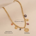 Collar de acero inoxidable dorado con colgantes de sol y estrella sobre fondo beige claro - Colgante de Flor Roja y Estrella de Sol (3#)