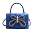 Sac à main bleu avec gaufrage floral et décoration libellule en strass scintillants - Bleu