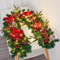 Ghirlanda natalizia luminosa con stelle di Natale rosse e sfere su tavolo bianco - Stile A (Fiore Rosso e Palla) / 1,8m Con Luci LED