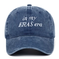 Dettaglio del ricamo bianco in my ERAS era sul cappellino in cotone lavato blu navy - Blu navy