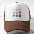 Braune und weiße Mesh Trucker Cap mit neun Herzmustern für sommerlichen Sonnenschutz - Kaffeebraun