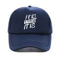 Dettaglio della rete traspirante sul retro e della stampa bianca sul cappello blu navy - M (56-58cm) / Blu navy