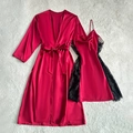 Conjunto de pijama de dos piezas en satén de seda rojo oscuro con encaje negro y bata a juego - S / Burdeos