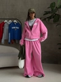 Tuta sportiva rosa con giacca con cappuccio e pantaloni con strisce laterali - S / Rosa