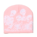 Detaillierte Nahaufnahme des weißen Totenkopfmusters auf einer rosa Strickmütze - M (56-58cm) / Rosa