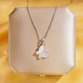 Collier papillon en nacre blanche avec chaîne argentée sur fond de soie douce - Papillon En Coquillage Naturel Argenté