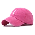 Dettaglio cappellino fucsia in cotone lavato con ricamo coniglietto bianco e visiera - Regolabile / Coniglio Rosa Fucsia