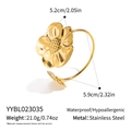 Nahaufnahme des goldenen Blumenarmreifs aus Edelstahl mit Details zu Größe und Textur - Goldenes Doppelblumen-Manschettenarmband (YYBL023035)
