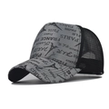 Vista lateral de gorra trucker con estampado de Torre Eiffel y malla negra transpirable - Gris de Cuadros