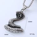 Vue détaillée du pendentif cobra argent avec dimensions 43mm x 34mm et poids 20g - Style en Forme de Cobra (Pendentif Unique Style 8)