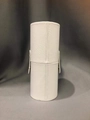 Detalle de un porta pinceles cilíndrico de cuero sintético blanco con cierre de presión - Blanco