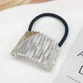 Elastico per capelli in lega con decoro a strisce argento e oro su base nera - Forma a U / Misto Argento/Oro Sabbiato