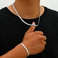 Conjunto de collar y pulsera de acero inoxidable pulido para hombre usado por modelo - Color Acero
