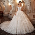 Elegante witte kanten trouwjurk met lange mouwen, een volle rok en een luxe lange sleep - US 18w / Wit