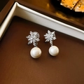 Macro di orecchini a fiocco di neve in argento con cristalli e perle bianche eleganti - Orecchini Pendenti Perla Fiocco di Neve Zirconia (Coppia)