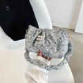 Borsa a nuvola plissettata azzurra con catena floreale argentata e dettaglio NG PIN - Blu